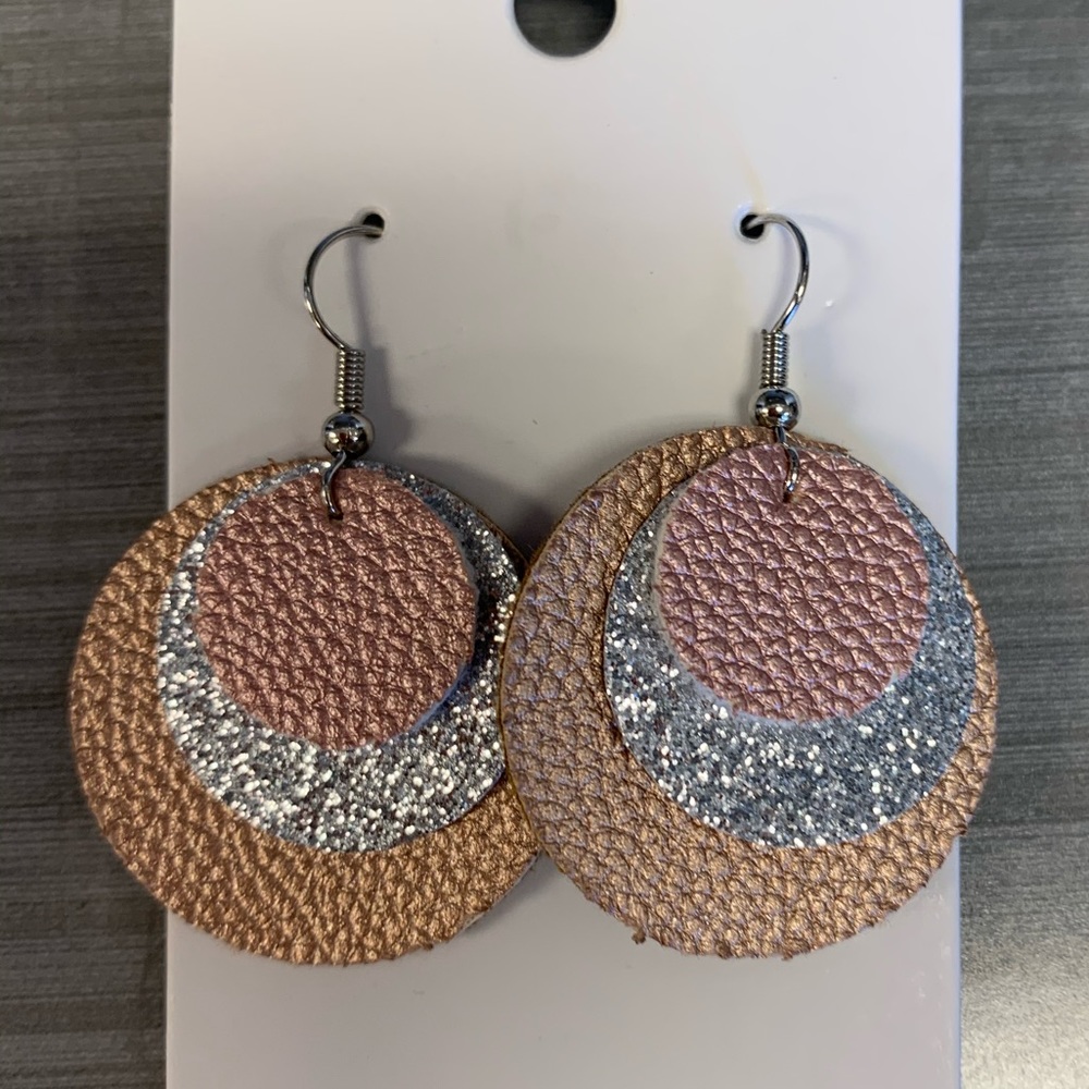 Circle leather earrings